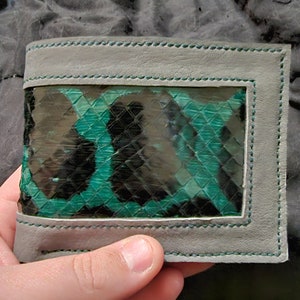 Handgefertigte Brieftasche aus Schlangenleder in Grau und Grün