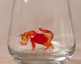 Trinkglas mit Roter Stier | Tierfigur | 3D | Murano Glas | Glas mit Figur | Handgemacht | Wasserglas | Tasse