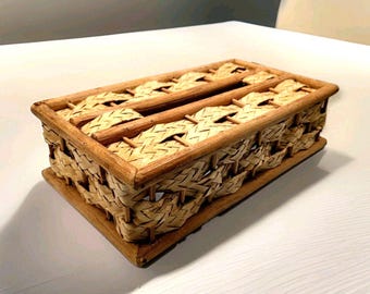 Porta fazzoletti vintage in vimini stile boho, 28x15x7,6 cm, decorazione unica e rara in stile cottage country.