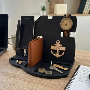 Docking Station Geschenk für Männer – Handyhalter Holz personalisiert – Geschenkidee für Ihn – Weihnachten Ehemann Organizer Schreibtisch
