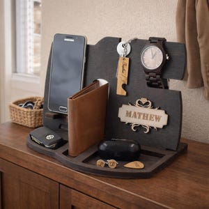 Gepersonaliseerd Docking Station voor Hem – Houten Telefoonhouder & Bureau Organizer – Cadeau Vriend, Man – Kerst of Verjaardag