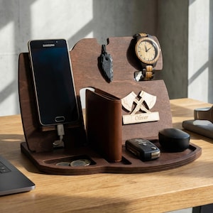 Estación de acoplamiento de madera personalizada / Soporte para teléfono y reloj / Bandeja de valet / Regalo tecnológico para él, esposo / Aniversario / Navidad