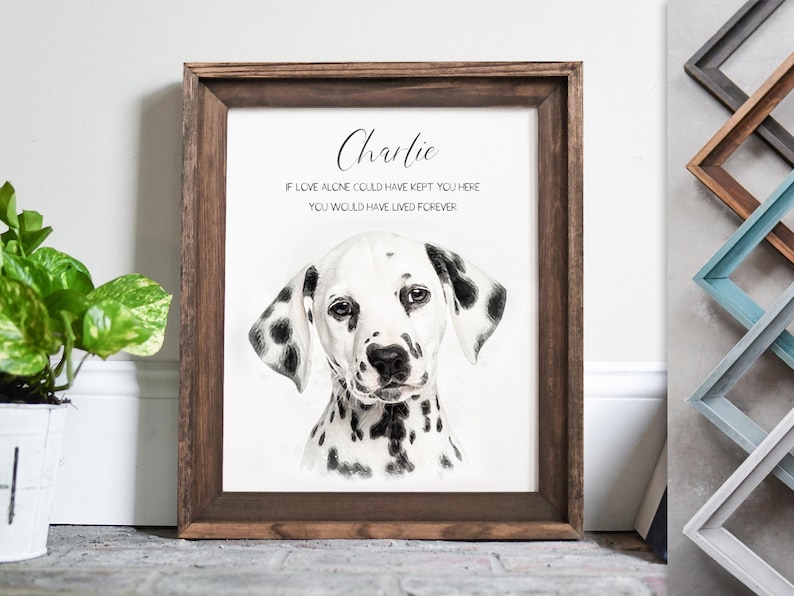 Op de afbeelding: Een ingelijst afdruk met een zwart-witte illustratie van een Dalmati&euml;r puppy. De afdruk heeft de tekst "Charlie" en "Als liefde alleen je hier had kunnen houden, had je voor altijd geleefd".