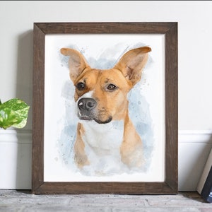 Op de afbeelding: Een aquarel van een bruine en witte hond met een blauwe achtergrond. De hond kijkt naar links uit het frame.