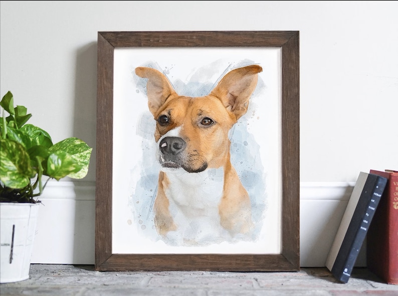 Op de afbeelding: Een aquarel van een bruine en witte hond met een blauwe achtergrond. De hond kijkt naar links uit het frame.