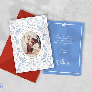 Plantilla de TARJETA DE NAVIDAD CAPRICHOSA, foto familiar dibujada a mano editable, borde de corona de pino, borde de marco ilustrado, tarjeta navideña azul