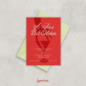 Plantilla de invitación para fiesta TINI BIT OLDER, martini dibujado a mano, invitación colorida y divertida, ilustración de aceituna, rojo, peculiar hecho a mano, escrito a mano