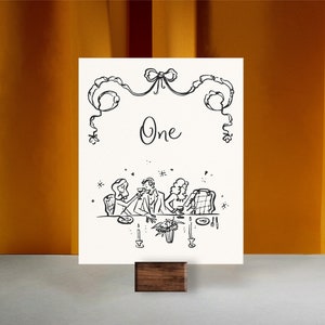Può includere: Un'illustrazione in bianco e nero di una tavola imbandita con tre persone sedute a tavola. La tavola è decorata con un centrotavola floreale e ci sono candele sul tavolo. L'illustrazione è su una carta bianca con la parola "One" scritta in nero in alto. La carta è su un supporto in legno.