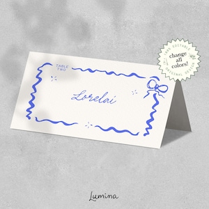 PLANTILLA DE TARJETA DE LUGAR, borde ondulado dibujado a mano de inspiración francesa, tarjeta de nombre de boda caprichosa, descarga instantánea, ilustración azul, doblada / LM2