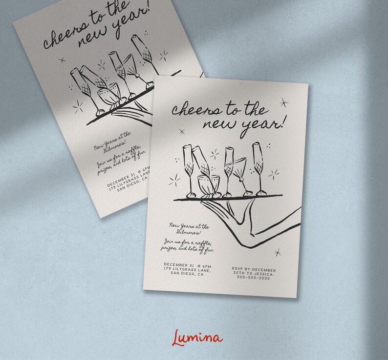 Może przedstawiać: Czarno-biała ilustracja kieliszk&oacute;w do szampana na tacy z tekstem "Cheers to the new year!"  Sylwester w Filmoreal. Dołącz do nas na loterii, nagr&oacute;d i mn&oacute;stwo zabawy. 31 grudnia, 20:00, 179 Lilygrass Lane, San Diego, CA. RSVP do 20 grudnia do Jessici, 305-555-5555. Lumina.