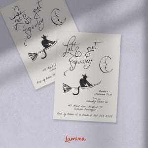 K&ouml;nnte beinhalten: Schwarz-wei&szlig;e Halloween-Partyeinladung mit einer schwarzen Katze auf einem Besen und einem Halbmond. Der Text lautet "Let's get spooky" und enth&auml;lt Datum, Uhrzeit und Ort der Party. RSVP bis zum 15. Oktober.