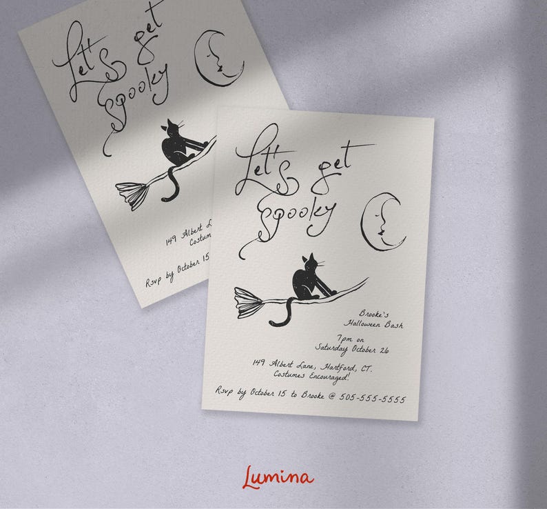 K&ouml;nnte beinhalten: Schwarz-wei&szlig;e Halloween-Partyeinladung mit einer schwarzen Katze auf einem Besen und einem Halbmond. Der Text lautet "Let's get spooky" und enth&auml;lt Datum, Uhrzeit und Ort der Party. RSVP bis zum 15. Oktober.