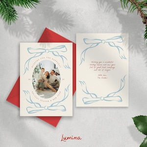 Plantilla de TARJETA FOTOGRÁFICA DE VACACIONES, lazo dibujado a mano, elegante y caprichosa, escrita a mano, 5x7, tarjeta familiar navideña minimalista, marco ovalado, azul y rojo