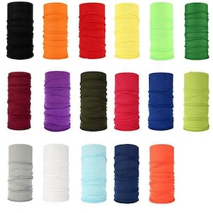 Könnte beinhalten: Ein Set mit 18 bunten Nackentüchern, jedes in einer anderen einfarbigen Farbe. Die Farben umfassen Schwarz, Orange, Rot, Gelb, Grün, Rotbraun, Lila, Olivgrün, Rosa, Blau, Hellgrün, Grau, Weiß, Hellblau, Dunkelblau und Orange.