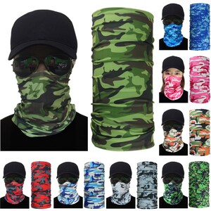 Könnte beinhalten: Eine Sammlung von Nackengamaschen mit Camouflage-Muster in verschiedenen Farben, darunter Grün, Blau, Rosa und Grau. Die Gamaschen werden als Gesichtsbedeckung getragen und auch einzeln dargestellt. Eine schwarze Kappe wird mit einigen der Gamaschen getragen.
