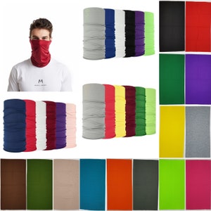 Könnte beinhalten: Eine Sammlung farbenfroher Halstücher in verschiedenen Farbtönen, darunter Grau, Blau, Schwarz und Grün. Das Bild zeigt auch eine Person, die ein rotes Halstuch trägt. Diese vielseitigen Accessoires können auf vielfältige Weise getragen werden.