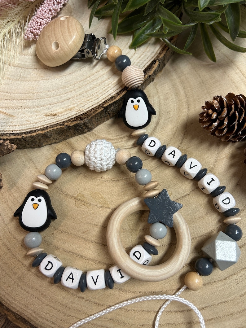 Set Schnullerkette und Greifring 'Pinguin' mit Name aus Holz Bild 1