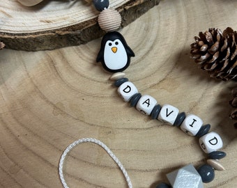 Schnullerkette mit Holzperlen und Silikontierchen "Pinguin“ / personalisiertes Geschenk optimal zur Geburt oder Taufe