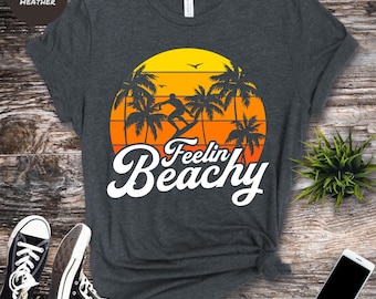 Feelin Beachy T-shirt: shirt met grappige woordspeling met palmboomontwerp bij zonsondergang