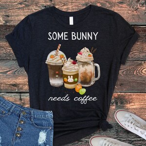 Hase braucht Kaffee, Oster Kaffee Shirt, süßes Oster Geschenk, Frauen Oster Shirt, Kaffee Shirt, lustiges Oster Shirt, Kaffee Liebhaber Shirt