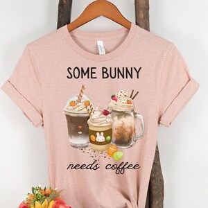 Hase braucht Kaffee, Oster Kaffee Shirt, süßes Oster Geschenk, Frauen Oster Shirt, Kaffee Shirt, lustiges Oster Shirt, Kaffee Liebhaber Shirt