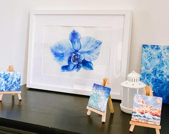 Dipinto originale ad acquerello di orchidea blu, arte botanica da parete, opera d'arte floreale blu, regalo per amanti delle orchidee, decorazione serena ispirata alla natura, dipinto originale