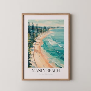 Könnte beinhalten: Ein gerahmter Druck einer Strandszene mit dem Text "MANLY BEACH" und "New South Wales, Australien". Der Druck zeigt einen geschwungenen Strand mit türkisfarbenem Wasser und weißen Wellen, umgeben von grünen Bäumen.