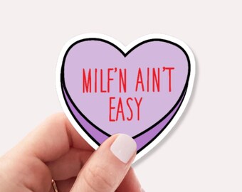Pegatina "MILF'n Ain't Easy" • Pegatina divertida para mamá • Humor sarcástico sobre la vida de mamá • Pegatina de vinilo impermeable para botella de agua y portátil