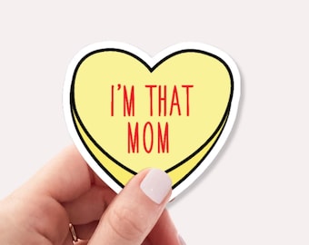 Pegatina "Soy esa mamá" • Calcomanía divertida sobre la vida de mamá • Pegatina bonita, estética e impermeable para mamás • Pegatina para coche, taza, portátil o con humor para mamás