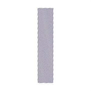 Può includere: Una striscia rettangolare di tessuto bianco caratterizzata da un fitto motivo a griglia ripetuto, composto da piccole perforazioni circolari grigio scuro o nere. Il materiale presenta una trama a rete uniforme e coerente su tutta la superficie.