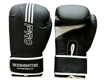 Könnte beinhalten: Ein Paar schwarze Boxhandschuhe mit weißen Akzenten. Die Handschuhe haben den Text "PRO" und "BOXINGATOR" aufgedruckt.