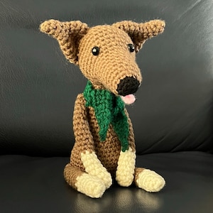 Italiaanse windhond met sjaal - gehaakt patroon downloaden - instructies in het Engels - Whippet-amigurumi
