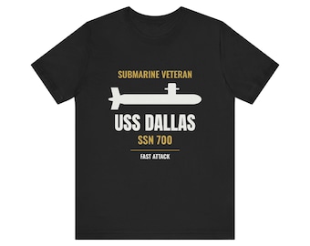 Puede incluir: Una camiseta negra de manga corta con un gráfico de submarino blanco y el texto SUBMARINE VETERAN, USS DALLAS, SSN 700 y FAST ATTACK en letras blancas y doradas centrado en la parte delantera de la prenda.