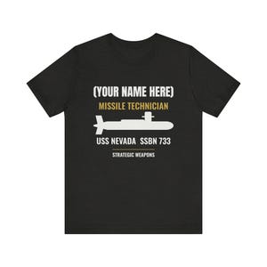 Personalisiertes T-Shirt für Raketentechniker auf U-Booten – mit individuellem Namen und U-Boot-Motiv – Geschenk für Veteranen der strategischen Waffentechnik Bild 3