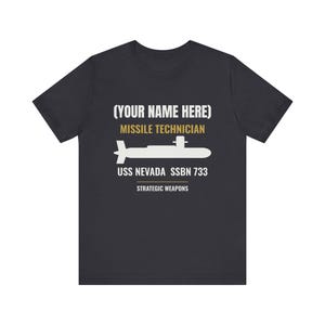 Personalisiertes T-Shirt für Raketentechniker auf U-Booten – mit individuellem Namen und U-Boot-Motiv – Geschenk für Veteranen der strategischen Waffentechnik Bild 4