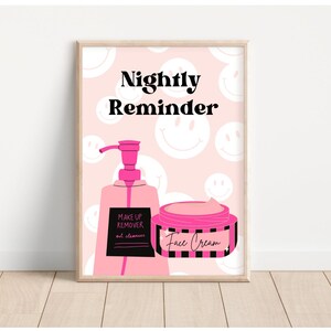 Puede incluir: Arte de pared imprimible rosa y blanco con el texto "Nightly Reminder" e ilustraciones de una botella de bomba rosa etiquetada "Make Up Remover oil cleanser" y un frasco rosa etiquetado "Face Cream". El fondo es rosa con caritas sonrientes blancas.