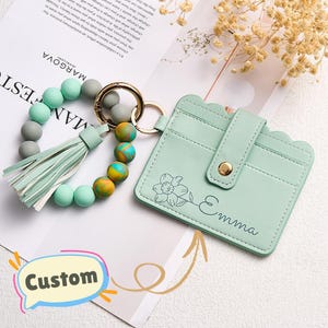 Cartera de pulsera personalizada, billetera con nombre y flor de nacimiento, llavero con brazalete y tarjetero, billetera con ventana para identificación, regalo para ella, regalo para dama de honor