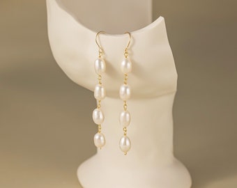 Orecchini pendenti con perle d'acqua dolce naturali, orecchini pendenti in oro, orecchini da sposa, gioielli da sposa, gioielli di perle da damigella d'onore, regalo per lei
