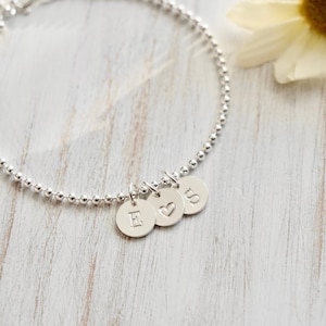 Bracciale con lettera iniziale dell'alfabeto in argento sterling, braccialetto con pietra zodiacale S925 con nome di perline, braccialetto minimalista personalizzato, regalo per lei immagine 1