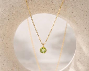 Collar minimalista de peridoto natural: piedra natal de agosto, color verde oliva, cadena ajustable de plata de ley con baño de oro.