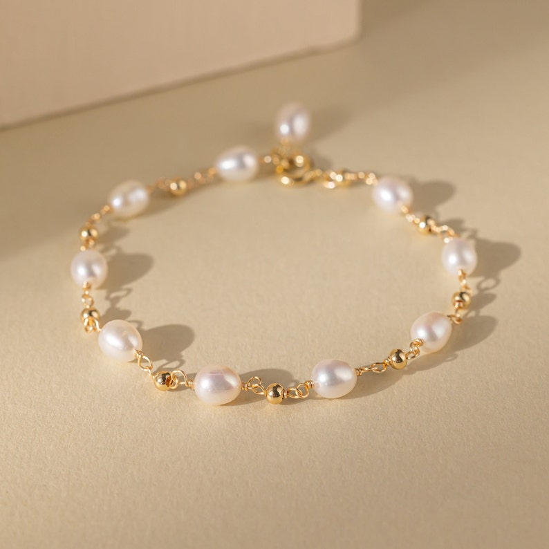 Pulsera de plata de ley con perlas naturales de agua dulce, pulsera de cuentas de perlas reales delicadas chapadas en oro, joyería de novia de boda, regalo de la madre para ella imagen 1