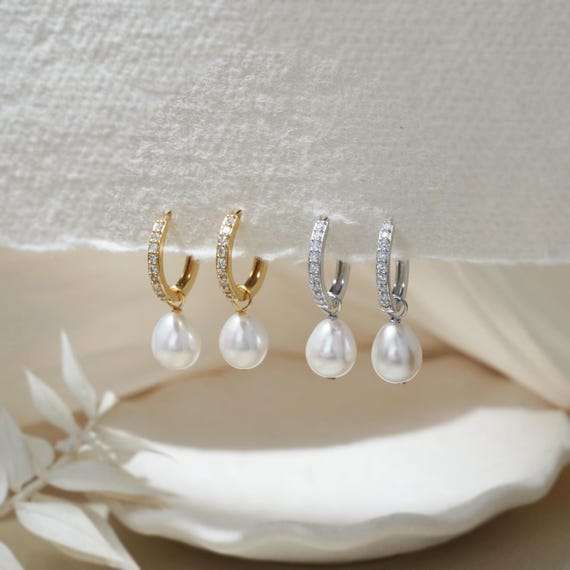 Orecchini pendenti a cerchio in argento con zirconi e perla d'acqua dolce naturale, orecchini a cerchio placcati in oro con perla, orecchini da sposa, regalo per lei - Italia