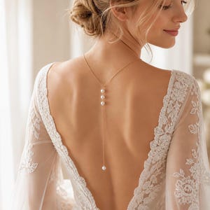 Halsband med äkta sötvattenspärlor i bakgrunden – Brudhalsband i ryggen – Minimalistiskt pärlhalsband framtill – Bröllopssmycken