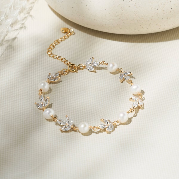 Natürliche Perle mit CZ Olivenblatt Armband, Vergoldete CZ Kristall Zierliche Pflanze Armband, Hochzeit Braut Armband, Geschenk für Sie