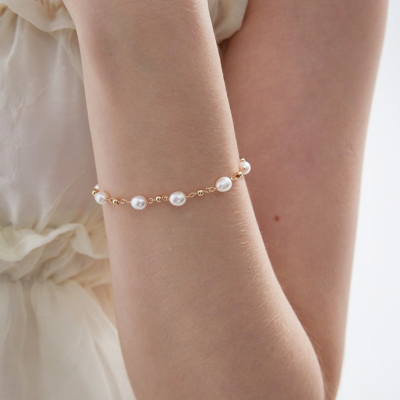 Pulsera de plata de ley con perlas naturales de agua dulce, pulsera de cuentas de perlas reales delicadas chapadas en oro, joyería de novia de boda, regalo de la madre para ella imagen 2