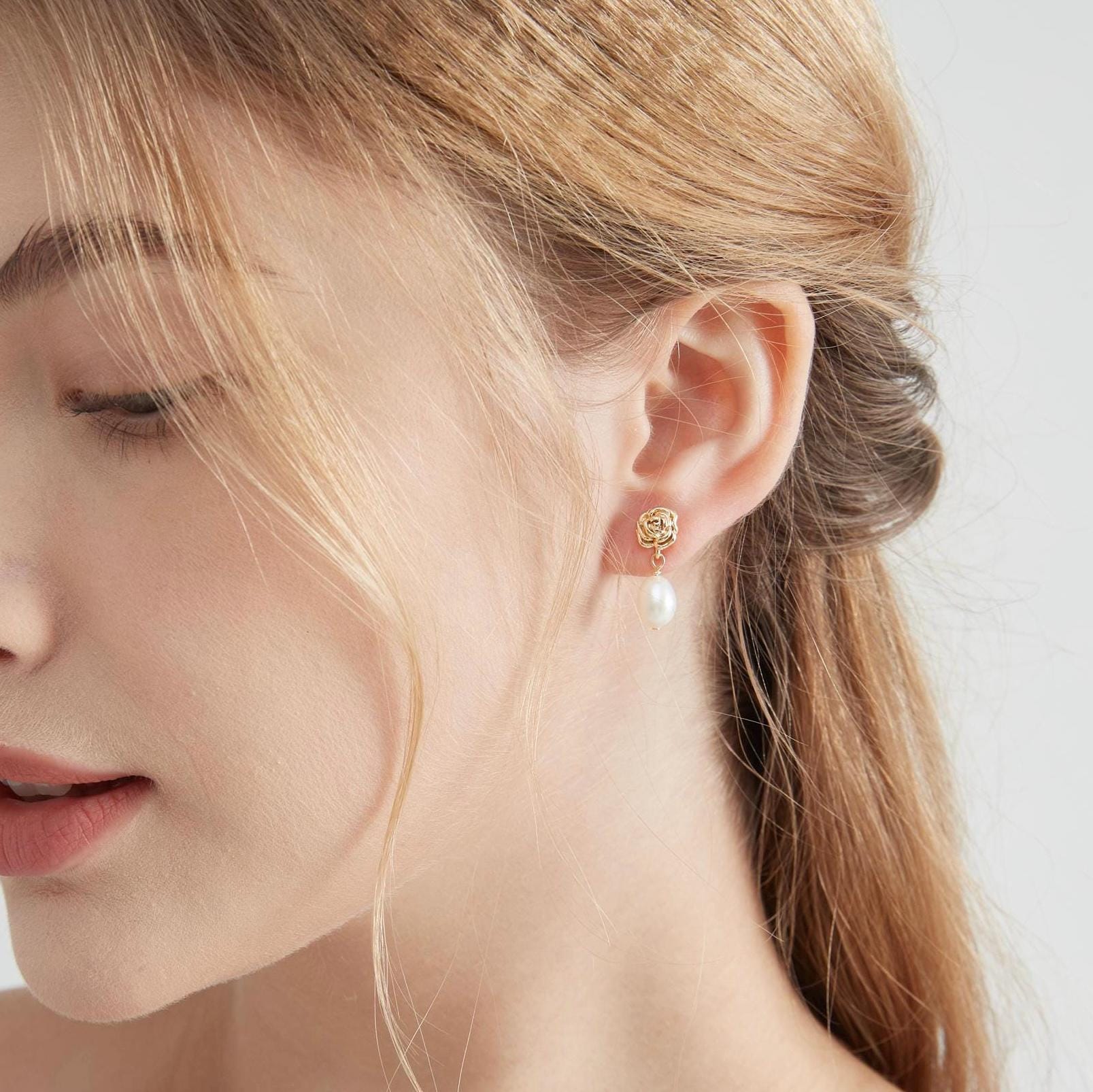 Boucles D'oreilles Pendantes Artisanales : Perles Roses Et Fleurs En Relief