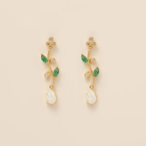 Könnte beinhalten: Ein Set aus drei Keramikbechern mit gesprenkelter, matter Oberfläche. Die Becher sind in Blau-, Grün- und Weißtönen gehalten. Jeder Becher hat eine abgerundete Form und ein schlichtes, modernes Design. Für Kaffee oder Tee.