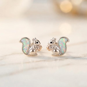 Boucles d'oreilles puces écureuil en opale, boucles d'oreilles animaux mignonnes, tige en argent S925, bijoux forêt, cadeau pierre de naissance d'octobre