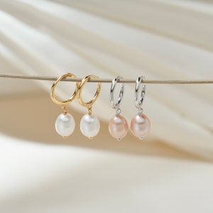 Pendientes colgantes colgantes de plata esterlina de perlas naturales de agua dulce, pendientes huggie de perlas chapadas en oro, pendientes de perlas de novia de boda, regalo para ella imagen 2