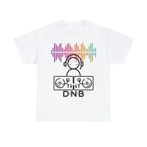Puede incluir: Camiseta blanca con un dibujo en línea negra de una persona con auriculares y mezclando música en un par de tornamesas. La persona está frente a un gráfico de ondas sonoras de color arcoíris. El texto "D.N.B." está debajo de las tornamesas.